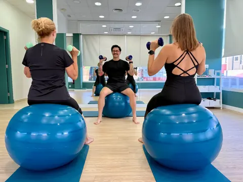 Clase de Pilates terapéutico con fitball en Centro MYON, Alaior