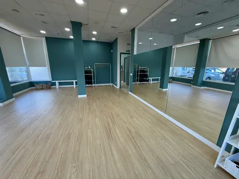 Sala de Pilates con espejos de Centro MYON en Alaior